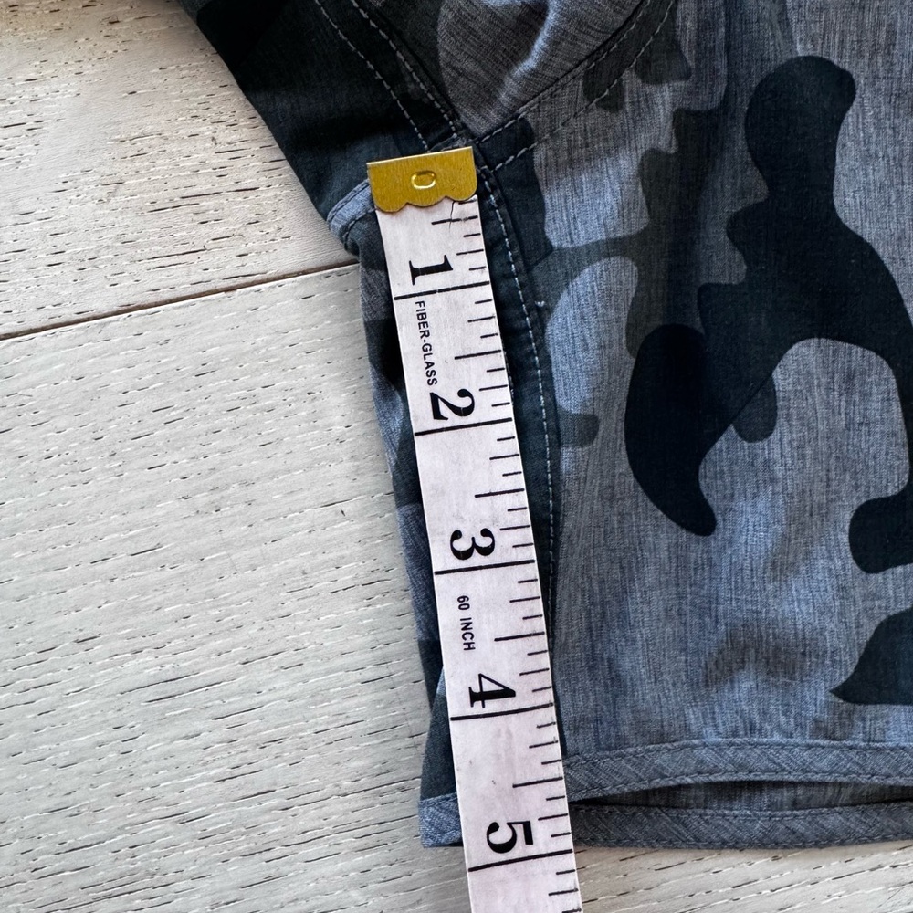 Vuori camo banks shorts 5” size M - Picture 7 of 7